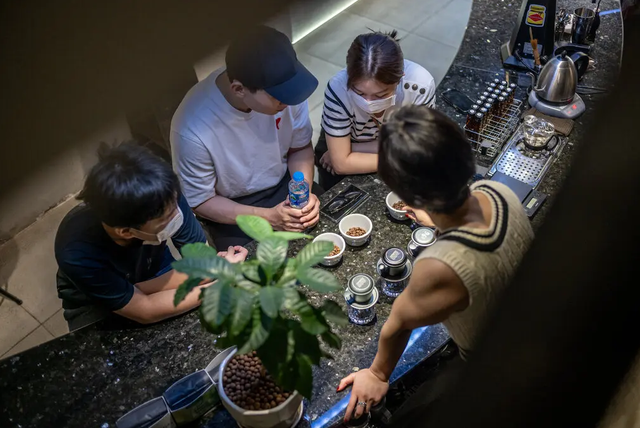 Phóng viên báo New York Times gọi Việt Nam là &quot;gã khổng lồ&quot; cà phê ở Đông Nam Á, quyết tâm rong ruổi khắp TP.HCM tìm ra 7 quán có hương vị tuyệt vời nhất - Ảnh 5.
