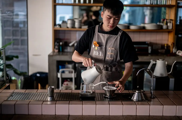 Phóng viên báo New York Times gọi Việt Nam là &quot;gã khổng lồ&quot; cà phê ở Đông Nam Á, quyết tâm rong ruổi khắp TP.HCM tìm ra 7 quán có hương vị tuyệt vời nhất - Ảnh 10.