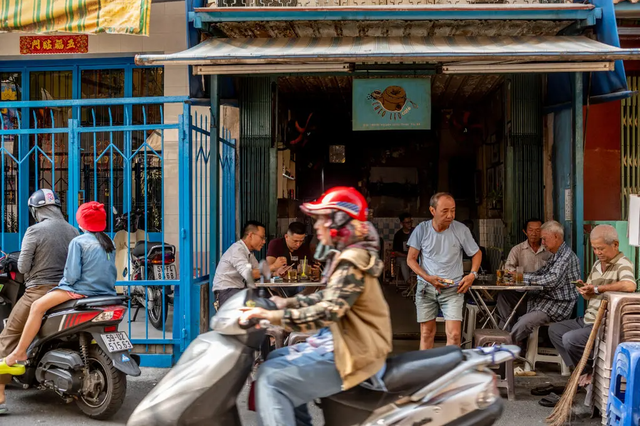 Phóng viên báo New York Times gọi Việt Nam là &quot;gã khổng lồ&quot; cà phê ở Đông Nam Á, quyết tâm rong ruổi khắp TP.HCM tìm ra 7 quán có hương vị tuyệt vời nhất - Ảnh 1.