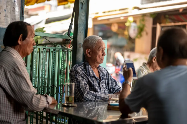 Phóng viên báo New York Times gọi Việt Nam là &quot;gã khổng lồ&quot; cà phê ở Đông Nam Á, quyết tâm rong ruổi khắp TP.HCM tìm ra 7 quán có hương vị tuyệt vời nhất - Ảnh 2.