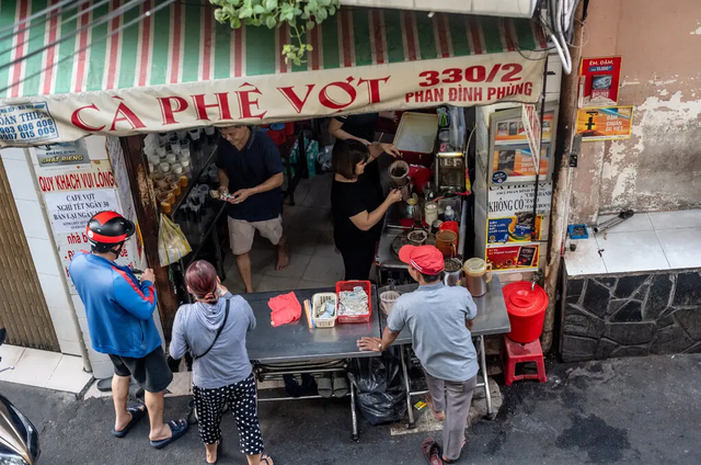 Phóng viên báo New York Times gọi Việt Nam là &quot;gã khổng lồ&quot; cà phê ở Đông Nam Á, quyết tâm rong ruổi khắp TP.HCM tìm ra 7 quán có hương vị tuyệt vời nhất - Ảnh 11.