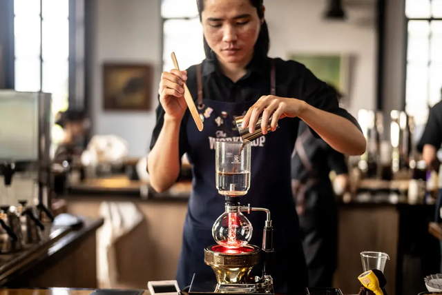 Phóng viên báo New York Times gọi Việt Nam là &quot;gã khổng lồ&quot; cà phê ở Đông Nam Á, quyết tâm rong ruổi khắp TP.HCM tìm ra 7 quán có hương vị tuyệt vời nhất - Ảnh 7.