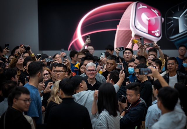 Ngày buồn của Apple: 'Bốc hơi' 113 tỷ USD vốn hóa, Tim Cook lật đật tới Trung Quốc cứu đế chế lung lay  - Ảnh 1.