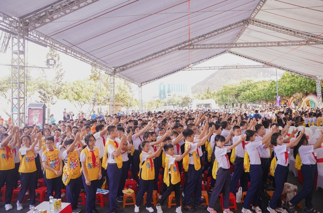 Choáng ngợp: 5 triệu học sinh, 10 ngàn trường THCS kiến tạo kỷ lục đồng diễn sân trường Việt Nam - Ảnh 1.