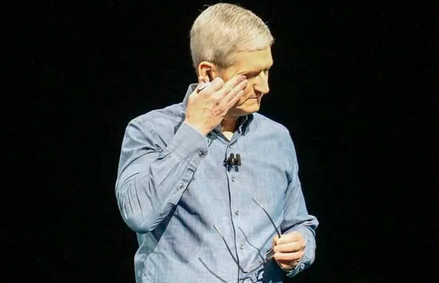 Sự thật điên rồ: Sóng gió đang bủa vây ‘vua smartphone’ Apple, iPhone sắp hết thời, người tiêu dùng kêu gào ‘tôi không muốn dùng iOS’ - Ảnh 1.