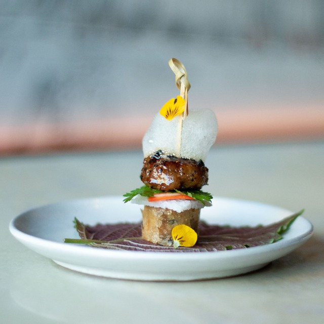 Bữa ăn đắt đỏ tại nhà hàng sao Michelin duy nhất ở TP.HCM khiến khách Tây cũng phải choáng ngợp: Chả giò, bún chả, bánh mì...bỗng hóa thành món ăn thượng lưu - Ảnh 4. Bữa ăn đắt đỏ tại nhà hàng sao Michelin duy nhất ở TP.HCM khiến khách Tây cũng phải choáng ngợp: Chả giò, bún chả, bánh mì...bỗng hóa thành món ăn thượng lưu - Ảnh 4.