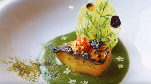 Bữa ăn đắt đỏ tại nhà hàng sao Michelin duy nhất ở TP.HCM khiến khách Tây cũng phải choáng ngợp: Chả giò, bún chả, bánh mì...bỗng hóa thành món ăn thượng lưu - Ảnh 6. Bữa ăn đắt đỏ tại nhà hàng sao Michelin duy nhất ở TP.HCM khiến khách Tây cũng phải choáng ngợp: Chả giò, bún chả, bánh mì...bỗng hóa thành món ăn thượng lưu - Ảnh 6.