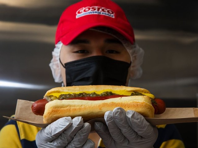 Lỗ hơn 7,4 nghìn tỷ mỗi năm để ‘câu khách’: Chiêu trò bán hàng đằng sau chiếc hotdog giá 37 nghìn đồng suốt 40 năm của chuỗi siêu thị nổi tiếng - Ảnh 2.