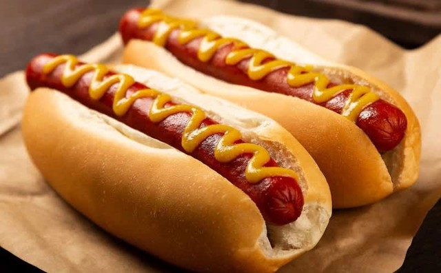Lỗ hơn 7,4 nghìn tỷ mỗi năm để ‘câu khách’: Chiêu trò bán hàng đằng sau chiếc hotdog giá 37 nghìn đồng suốt 40 năm của chuỗi siêu thị nổi tiếng - Ảnh 1.