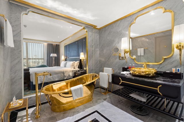 Bên trong khách sạn ở Hà Nội dát vàng cả lan can, bể bơi, toilet, từng được chào bán với giá 250 triệu USD có gì?  - Ảnh 5.