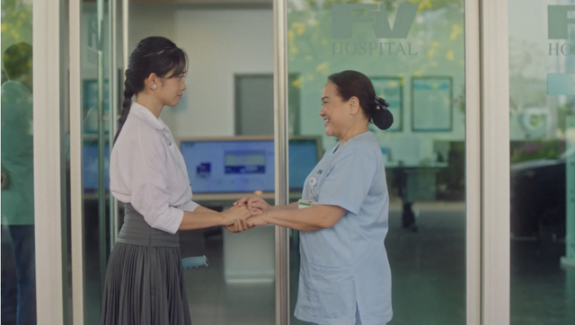 Xúc động với phim ngắn về nữ điều dưỡng do biên kịch phim &quot;Mai&quot; Nguyễn Thanh Bình làm đạo diễn  - Ảnh 1.