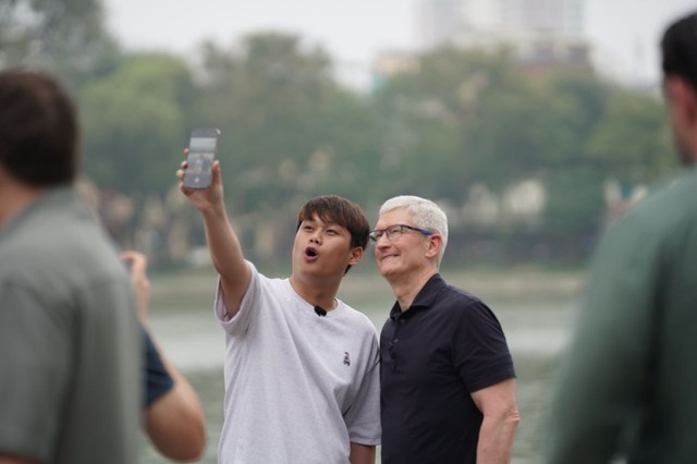 YouTuber 9X trò chuyện với CEO Tim Cook ở Hồ Gươm sáng nay là ai?  - Ảnh 1.