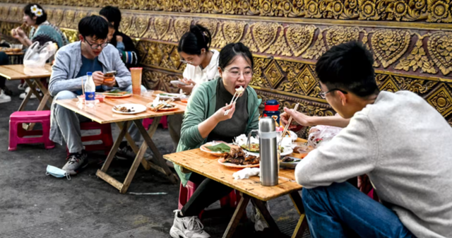 Người trẻ Trung Quốc tằn tiện, chọn nhà ăn công cộng để tiết kiệm tiền, có người còn vào chùa ở - Ảnh 1.