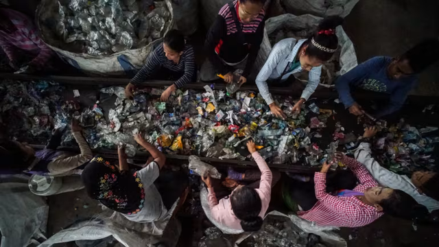Ra biển tìm vàng nhưng chỉ thấy chất thải: Cơn bĩ cực của ĐNÁ khi trở thành bãi rác của thế giới, chỉ chiếm 9% dân số nhưng phải nhận về 17% tổng rác thải nhựa toàn cầu - Ảnh 6.