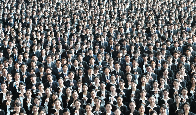 Nhật Bản đau đầu vì sắp thiếu 3,4 triệu lao động: Sinh viên ra trường thờ ơ xin việc, chỉ thích làm nhẹ lương cao, mê làm youtuber hơn kỹ sư chế tạo - Ảnh 1. Nhật Bản đau đầu vì sắp thiếu 3,4 triệu lao động: Sinh viên ra trường thờ ơ xin việc, chỉ thích làm nhẹ lương cao, mê làm youtuber hơn kỹ sư chế tạo - Ảnh 1.