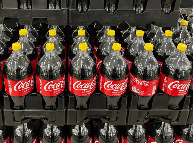 Nếu đi siêu thị bắt gặp chai Coca-Cola có nắp vàng đừng vội lo hàng nhái, bởi đây chính là ý nghĩa thực sự phía sau: Chiều khách hàng số 2, không ai dám nhận số 1 - Ảnh 2.
