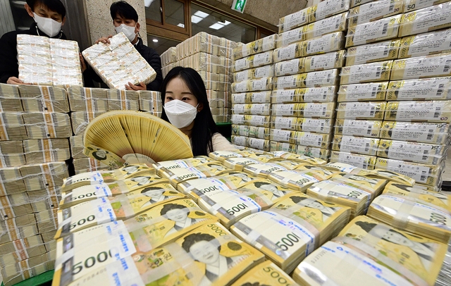‘Nhân viên ngân hàng lừa dối tôi’: Bê bối lớn chưa từng có trong lịch sử Hàn Quốc khi người nghỉ hưu mất 106,8 nghìn tỷ đồng tiền tiết kiệm vì tin lời môi giới tư vấn vô đạo đức - Ảnh 3.