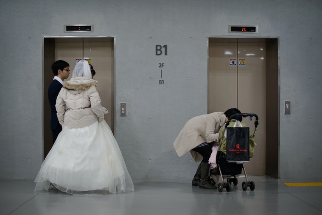 75.000 USD cho 1 đứa con: Chuyện gì đang xảy ra ở Hàn Quốc khi ông chủ trả tiền để nhân viên sinh nở vì các cặp đôi mới cưới nợ đến 124.000 USD? - Ảnh 1.