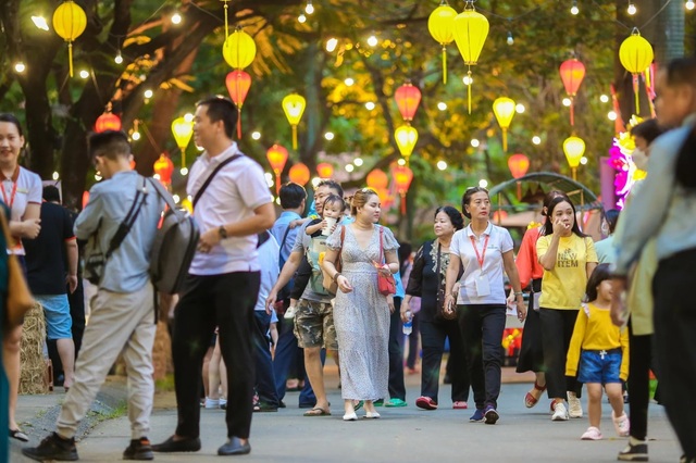 Tin vui cho du lịch Việt: Khách Trung Quốc đã vượt 1 triệu lượt sau 4 tháng đầu năm, bám sát thị trường khách Hàn Quốc - Ảnh 1.
