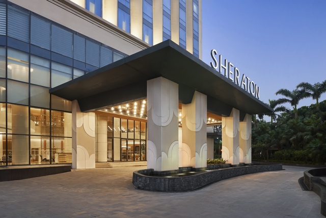 Khách sạn Hyatt Hà Nội ‘biến’ thành Sheraton: Trang bị 390 phòng cùng 130 căn hộ có bếp như ở nhà, phân tách bằng một khu vườn nhiệt đới, hồ bơi được thiết kế như một ốc đảo trên cao - Ảnh 1.