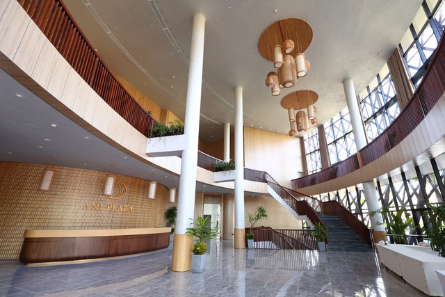 Cận cảnh thiết kế độc đáo của trung tâm mua sắm, sự kiện, giải trí lớn nhất Cam Ranh: Rộng 10.000m2, biểu tượng thuyền thúng của ngư dân Việt Nam, tầng thượng 360 độ  - Ảnh 2.