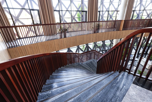 Cận cảnh thiết kế độc đáo của trung tâm mua sắm, sự kiện, giải trí lớn nhất Cam Ranh: Rộng 10.000m2, biểu tượng thuyền thúng của ngư dân Việt Nam, tầng thượng 360 độ  - Ảnh 7.