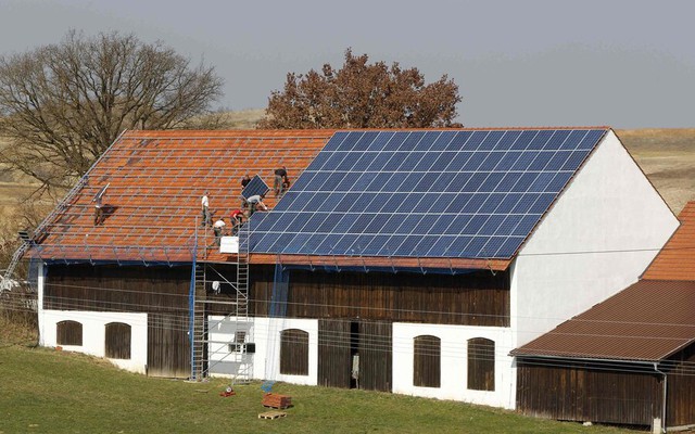 Sự thật đằng sau câu chuyện nhà máy điện tại Đức phải ‘trả tiền’ cho người dân sử dụng vì lắp quá nhiều tấm pin năng lượng mặt trời- Ảnh 2.