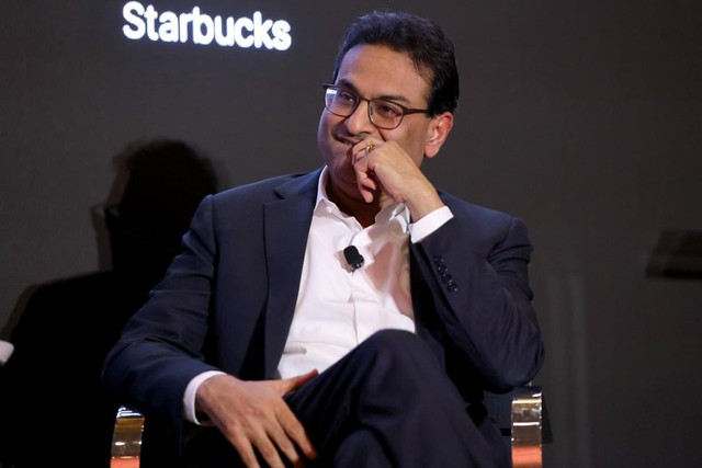 Bi hài Starbucks: Giảm doanh số lần đầu tiên kể từ năm 2020, thương hiệu cà phê 100.000 đồng đổ lỗi tại...’quá đông nên khách bỏ về’ còn CEO thì bị người tiền nhiệm ‘đưa vào thế bí’ - Ảnh 2.