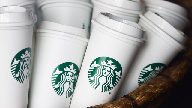 Bi hài Starbucks: Giảm doanh số lần đầu tiên kể từ năm 2020, thương hiệu cà phê 100.000 đồng đổ lỗi tại...’quá đông nên khách bỏ về’ còn CEO thì bị người tiền nhiệm ‘đưa vào thế bí’ - Ảnh 5.