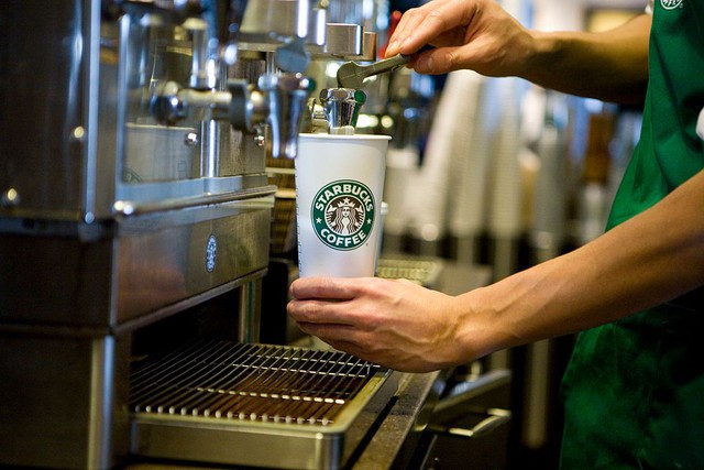 Bi hài Starbucks: Giảm doanh số lần đầu tiên kể từ năm 2020, thương hiệu cà phê 100.000 đồng đổ lỗi tại...’quá đông nên khách bỏ về’ còn CEO thì bị người tiền nhiệm ‘đưa vào thế bí’ - Ảnh 3.