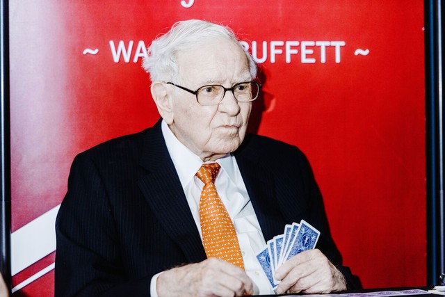 (Vân)Chuyện gì đây: Cụ ông 93 tuổi Warren Buffett bán tháo cổ phiếu Apple, tích trữ tiền mặt kỷ lục trong khi lợi nhuận giảm 64% - Ảnh 2.