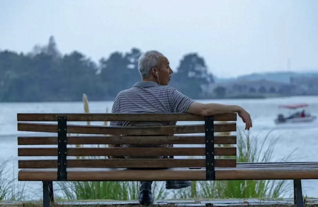 Tôi 68 tuổi, từng coi 'con gái lấy chồng như bát nước đổ đi': Đến khi tới nhà con trai và con gái ở, tôi thay đổi suy nghĩ! - Ảnh 1.