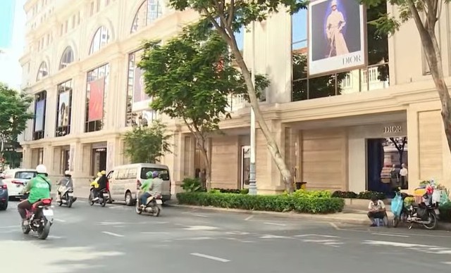 &quot;Nhiều thương hiệu muốn vào Việt Nam chỉ biết đứng nhìn&quot;: Cuộc cạnh tranh của các nhãn hàng xa xỉ trên con phố ở TP.HCM thuộc top 15 tuyến đường giá mặt bằng cao nhất thế giới - Ảnh 3.