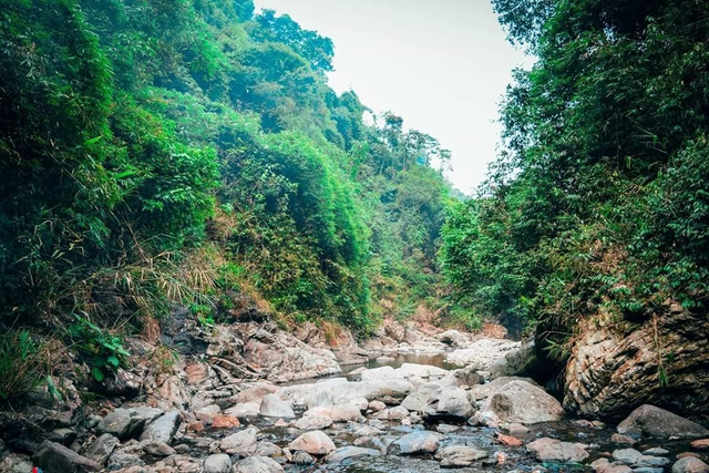 Phát hiện con suối có cái tên đáng sợ, là điểm đến thiên nhiên hoang dã, tránh nóng lý tưởng, chỉ cách Hà Nội 100km - Ảnh 7.