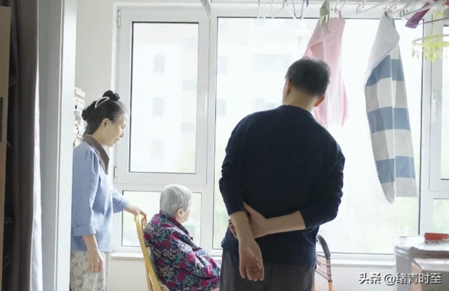 65 tuổi, giáo sư đại học nghỉ việc để chăm sóc mẹ già mắc bệnh Alzheimer: Dù có là ngôi sao trên giảng đường thì vẫn là đứa con bé bỏng của mẹ!- Ảnh 3.