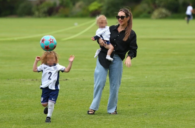 Ngắm nhìn dàn WAGs nóng bỏng đổ bộ Euro 2024: Hậu vệ ĐT Anh ‘đau đầu’ khi vợ và ‘tình cũ’ đều mang con đến Đức- Ảnh 5.