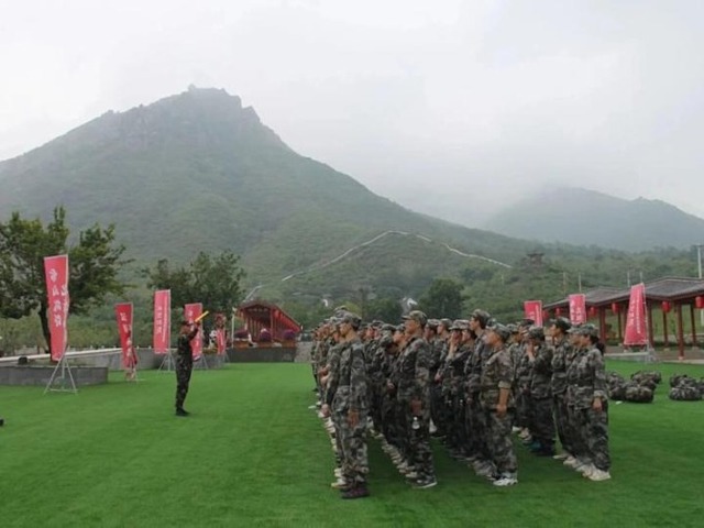 "Tuần địa ngục" ở công ty sản xuất mì ăn liền: Nhân viên mới được huấn luyện như quân đội, tập xin đồ ăn từ người lạ, vác túi nặng hành quân 60km giữa trời nắng- Ảnh 2.