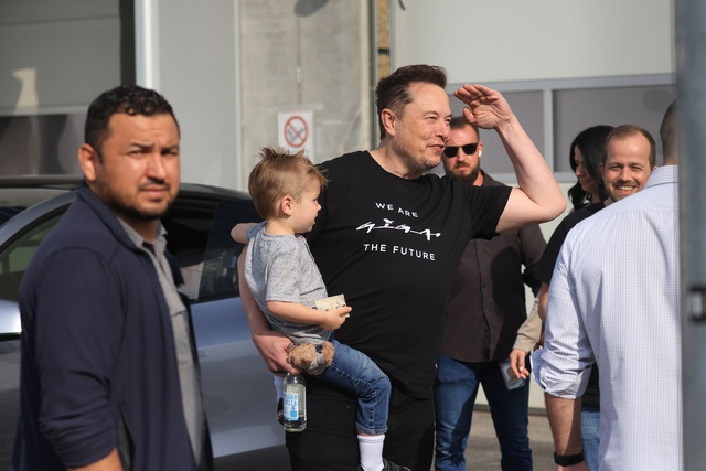Cố hết sức giải quyết khủng hoảng dân số, Elon Musk chào đón người con thứ 11- Ảnh 1.