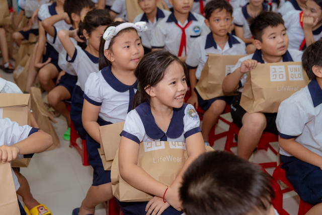 'Ông lớn' bán lẻ thời trang Nhật Bản mở studio sửa quần áo, bán cả 'đồ si', riêng tại Việt Nam đã tặng 27.000 sản phẩm đến người dân 11 tỉnh thành- Ảnh 3.