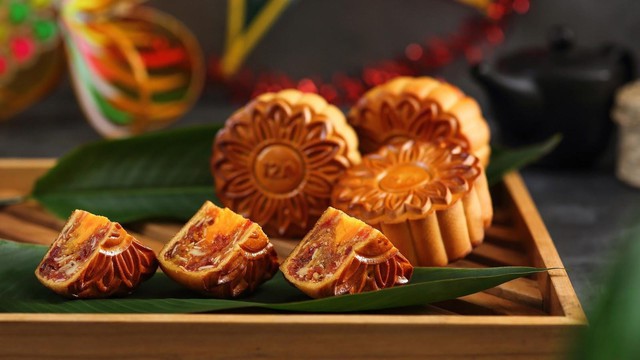 Ăn một chiếc bánh trung thu thập cẩm trứng muối gần bằng 3 tô phở hoặc 5 bát cơm, phải đạp xe 120 phút mới tiêu hết- Ảnh 2. Ăn một chiếc bánh trung thu thập cẩm trứng muối gần bằng 3 tô phở hoặc 5 bát cơm, phải đạp xe 120 phút mới tiêu hết- Ảnh 2.