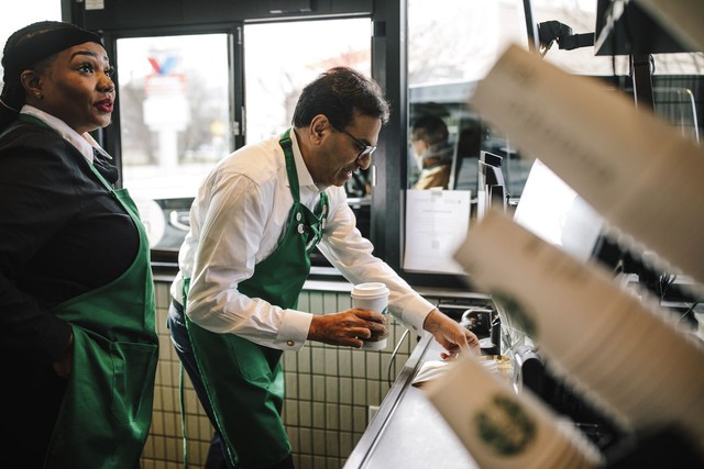 Chuyện gì đang xảy ra với Starbucks: Thay 3 đời CEO chỉ trong 2,5 năm, nội bộ hỗn loạn, đích thân chủ tịch phải đi tuyển dụng tổng giám đốc mới - Ảnh 2.