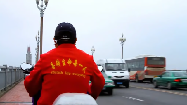 "Thiên thần" ngoài đời thực, cứu 469 người nhảy cầu tự tử trong 21 năm: Ngay cả khi bầu trời có sụp xuống, tôi cũng sẽ chống đỡ thế giới này lên- Ảnh 2. "Thiên thần" ngoài đời thực, cứu 469 người nhảy cầu tự tử trong 21 năm: Ngay cả khi bầu trời có sụp xuống, tôi cũng sẽ chống đỡ thế giới này lên- Ảnh 2.