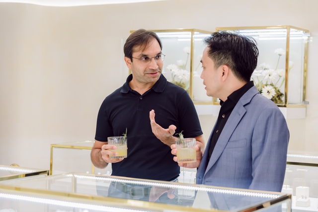 Nghệ nhân kim hoàn Mỹ 38 năm kinh nghiệm dành hơn 300 giờ chế tác, mang về Việt Nam BST kim cương triệu đô - Ảnh 7.