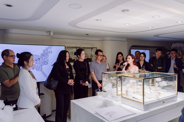 Nghệ nhân kim hoàn Mỹ 38 năm kinh nghiệm dành hơn 300 giờ chế tác, mang về Việt Nam BST kim cương triệu đô - Ảnh 6.