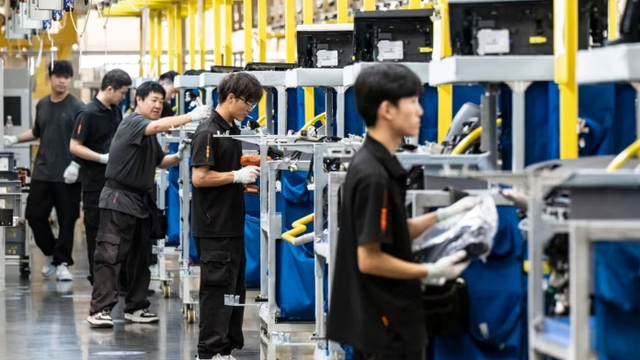 Nghịch lý công nghiệp Trung Quốc: Công nghệ bùng nổ nhưng năng suất giảm mạnh, mục tiêu chuyển hướng khỏi BĐS liệu có thành công? - Ảnh 3.