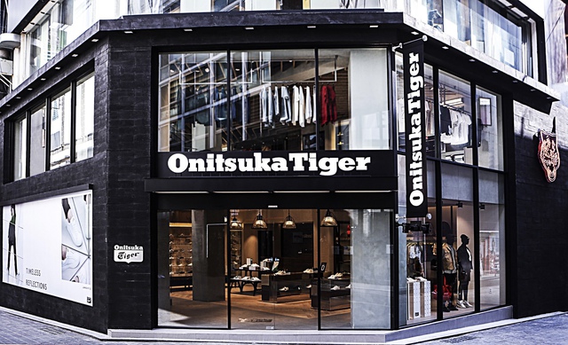Onitsuka Tiger - cú "plot twist" của ngành giày, tung đòn phản công nhẹ nhưng buộc hai gã khổng lồ Nike và adidas phải dè chừng - Ảnh 1.