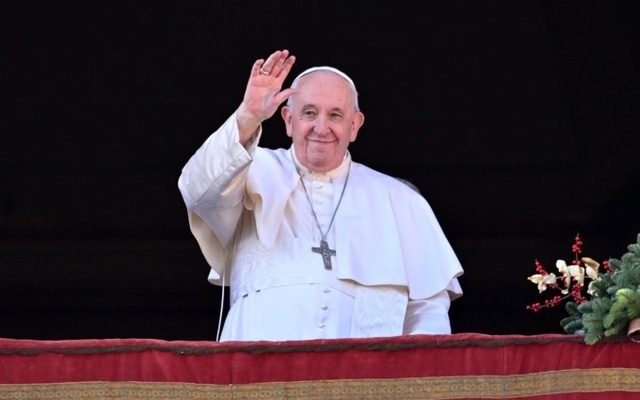 Giáo hoàng Francis vẫy tay từ ban công chào đám đông tập trung dưới Quảng trường St. Peter ở Vatican ngày 25/12/2024. Ảnh: AFP. Giáo hoàng Francis vẫy tay từ ban công chào đám đông tập trung dưới Quảng trường St. Peter ở Vatican ngày 25/12/2024. Ảnh: AFP.