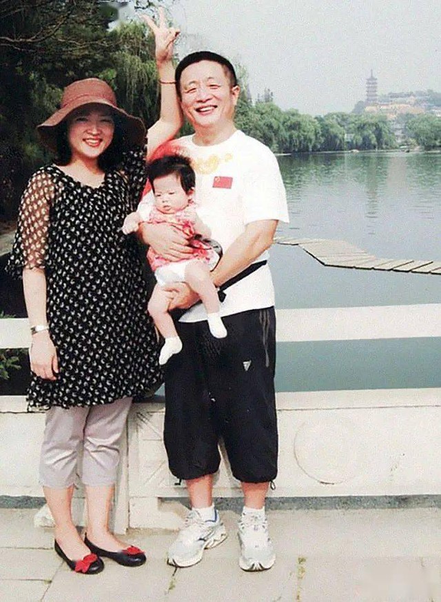 Bộ ảnh bố và con gái chụp ở cùng 1 địa điểm, cùng 1 ngày suốt 40 năm: Xem đến cuối ai cũng bật khóc- Ảnh 16. Bộ ảnh bố và con gái chụp ở cùng 1 địa điểm, cùng 1 ngày suốt 40 năm: Xem đến cuối ai cũng bật khóc- Ảnh 16.