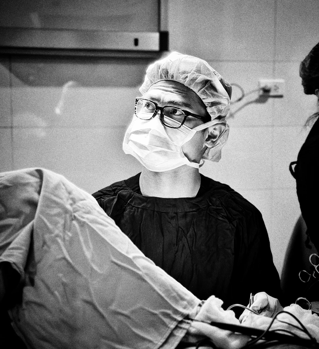 Bác sĩ 15 năm làm việc trong phòng cấp cứu: Chúng tôi phải tự nhủ rằng “Người ta không đánh bác sĩ, người ta đánh nỗi sợ trong mình” - Ảnh 2.