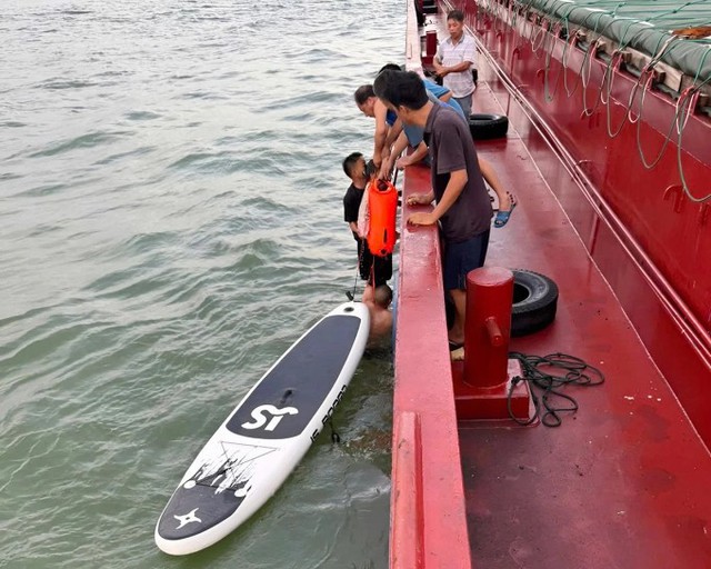 Hà Tĩnh: Cứu nạn hai bố con chèo ván SUP bị sóng cuốn trôi hơn 13 giờ trên biển - Ảnh 1.